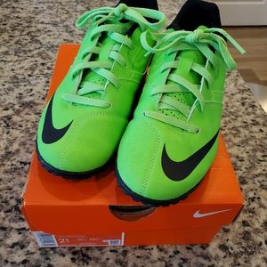 Boys soccer shoes size 2.5